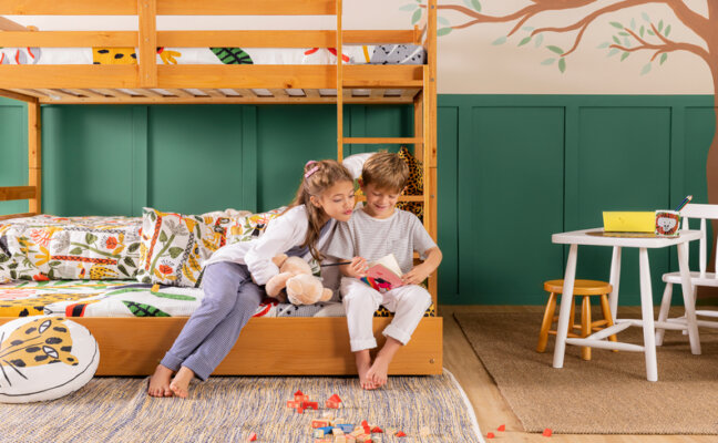 cama de criança beliche com bicama para otimizar o espaço do quarto