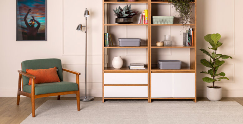 rotina de casa organizada com a sala com prateleira, poltrona e itens decorativos