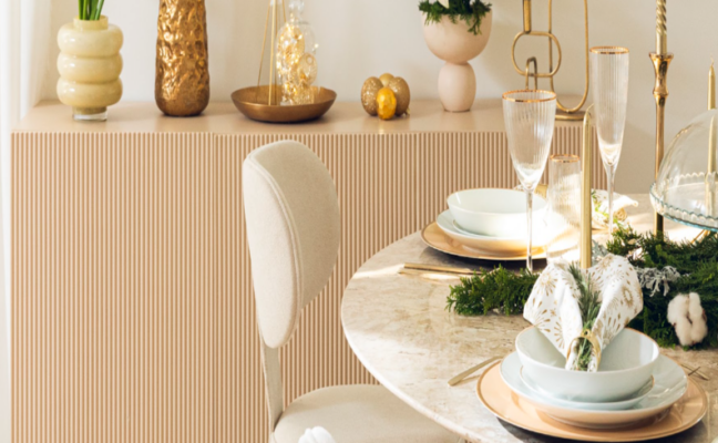 decoração de ano novo com buffet, mesa e cadeira com mesa posta e diversos itens decorativos