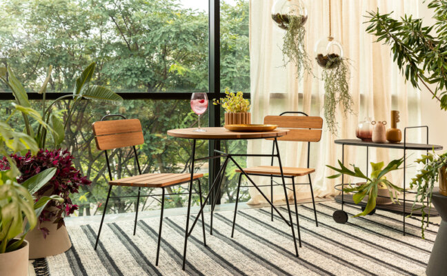 mini jardim de suculentas e outras plantas em uma varanda de casa