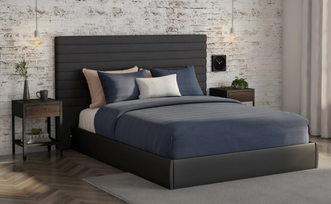 móveis no estilo industrial, como cama, mesa de cabeceira e itens decorativos no mesmo estilo