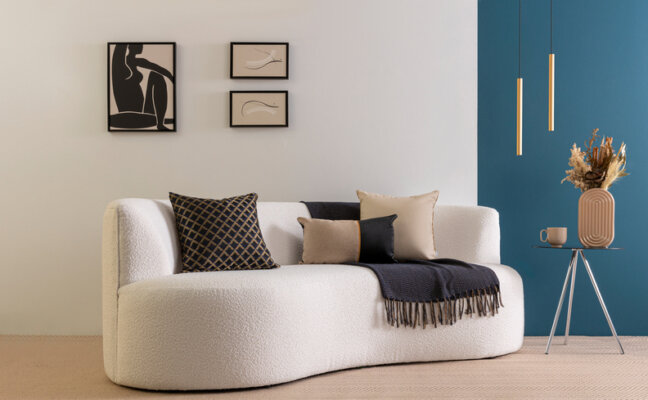 tipos de tecido para sofá com diversos acessórios decorativos