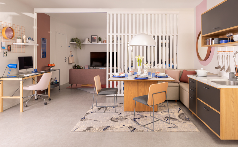 casa decorada com estilo contemporâneo, cozinha com mesa e ármarios, escrivaninha com cadeira, sala de estar com sofá e rack