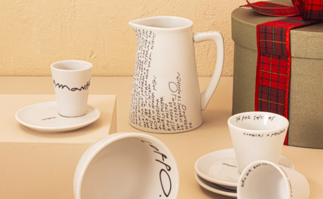 kit presente de Natal com jarra, canecas, pratos e uma caixa de presente