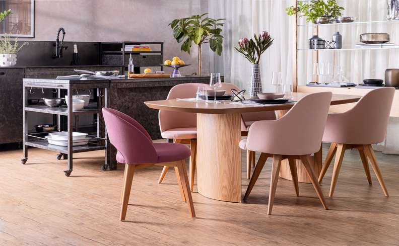 cozinha contemporânea com mesa, quatro cadeiras, balcão e armários