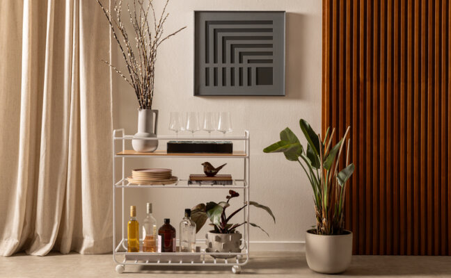 carrinho bar para complementar a decoração com vasos de plantas, quadro, taças, bandeja e outros itens de bar