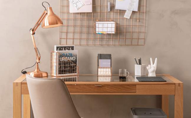 organizadores de escritório em uma escrivaninha com luminária de mesa, porta-lápis e outros itens de organização