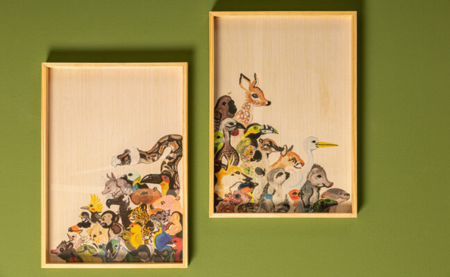 tons de verde para parede da sala com dois quadros na parede