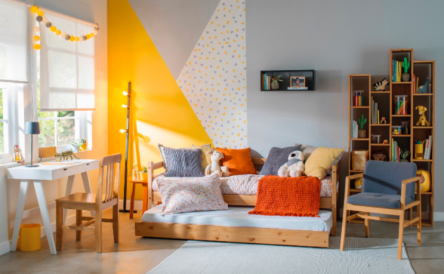 tipos de persiana para quarto de criança, com cama, estante, escrivaninha, cadeira e outros itens
