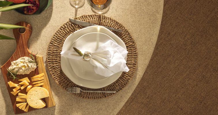 prato com receitas para Ano Novo, petiscos, taças com bebidas e outros itens