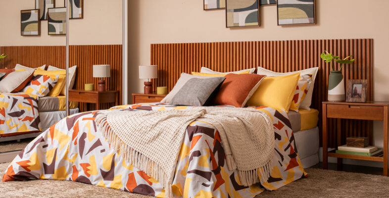lista de móveis para casa nova, quarto com cama, guarda-roupa espelhado, mesa de cabeceira e itens decorativos