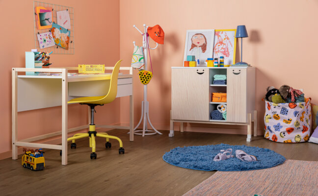 cores para quarto infantil com tons de rosa e itens coloridos em amarelho, azul e muito mais