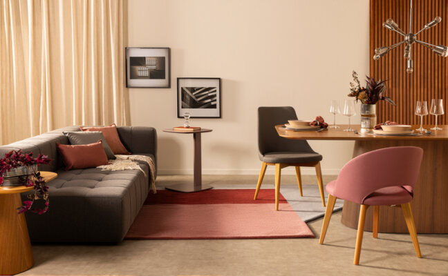 estilo contemporâneo decoração na sala de estar e de jantar com sofá, mesa, cadeiras, mesa lateral e diversos itens decorativos