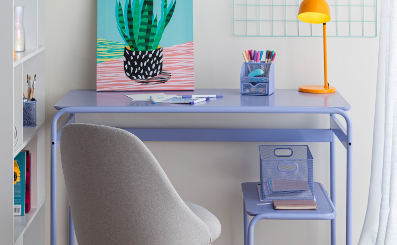 ambiente com móveis coloridos como escrivaninha azul claro, luminária amarela, cadeira cinza, entre outros itens decorativos
