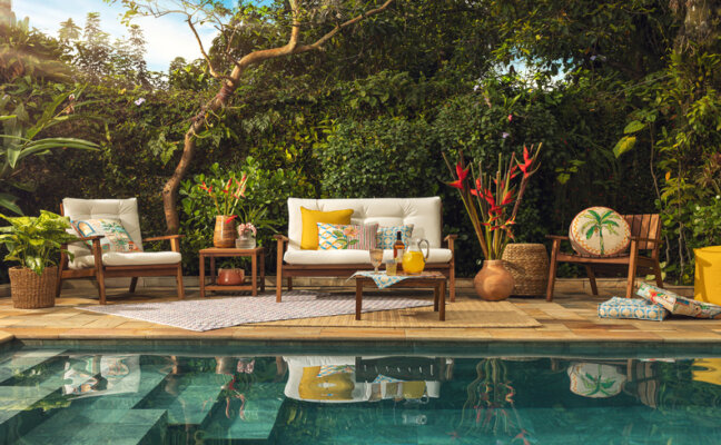 cadeiras para quintal com poltronas, sofá, almofadas, vasos e outros itens decorativos