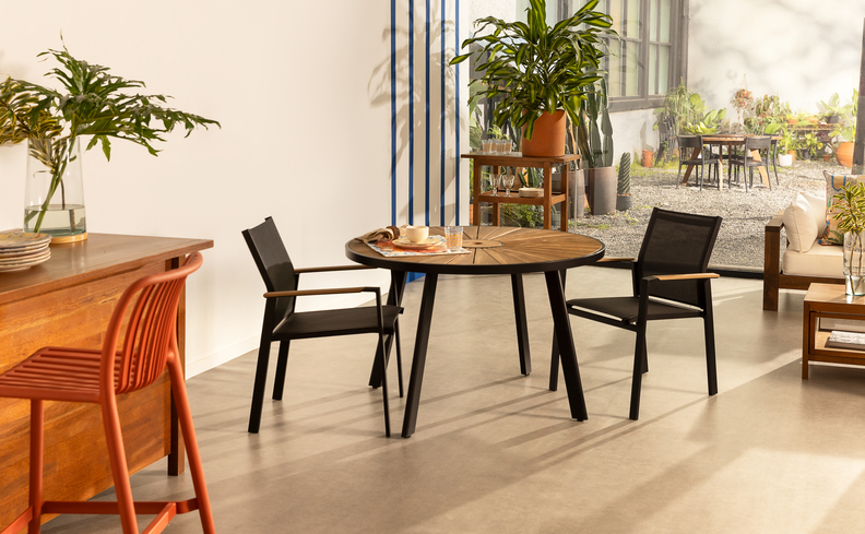 ambiente com mesa, cadeiras e outros móveis