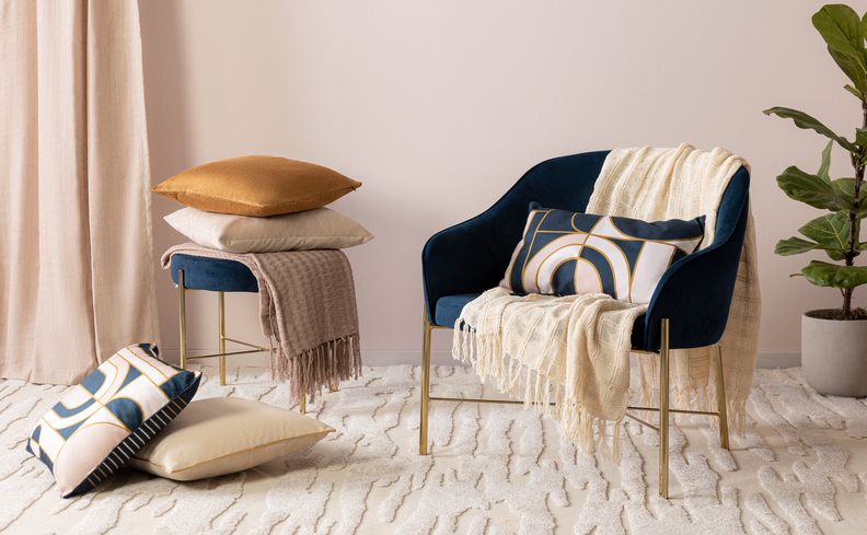 decoração com móveis coloridos com poltrona azul escuro, puff, almofadas coloridas e tapete