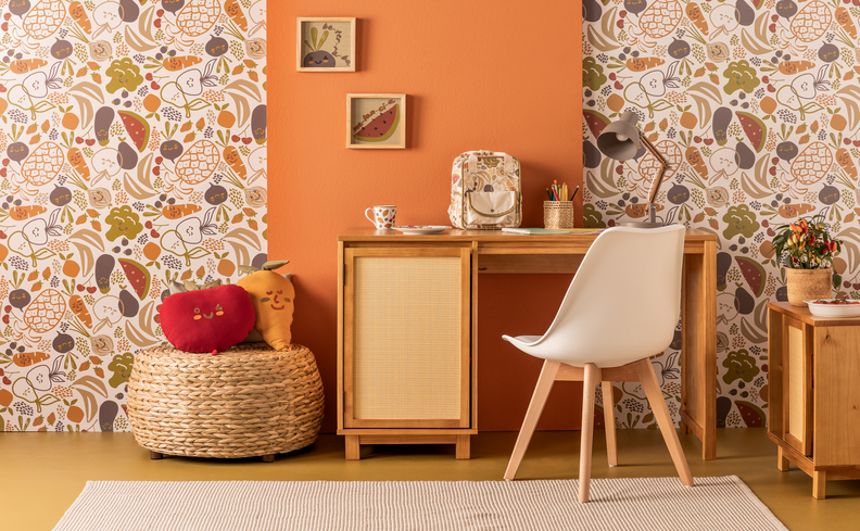 quarto infantil com puff redondo, escrivaninha, cadeira e diversos itens decorativos