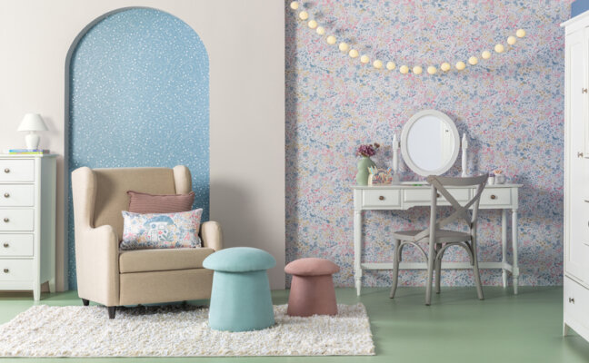 diversos tipos de puff em formato de cogumelo para quarto infantil, além de poltrona, tapete, penteadeira e cadeira