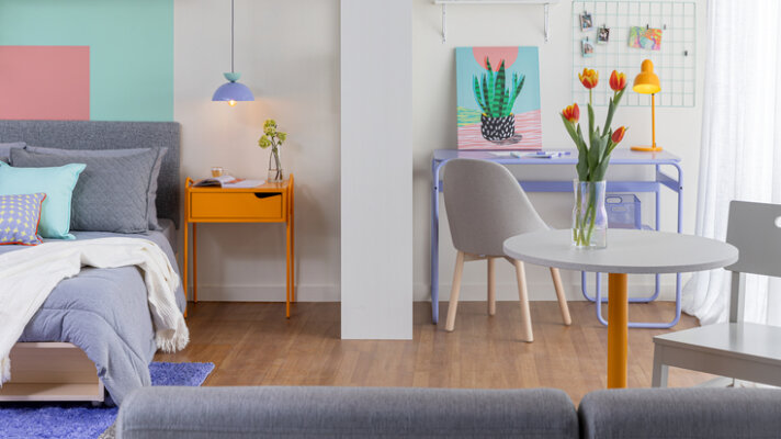 ambiente com diversos móveis coloridos para saber qual é o significado das cores para a decoração da casa