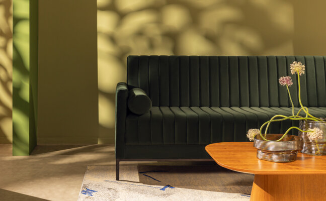 decoração com móveis coloridos em uma sala de estar com sofá verde, mesa de centro, paredes verdes e outros itens decorativos