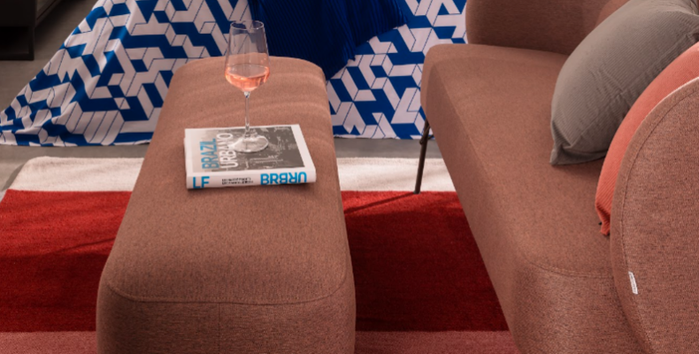 cor do ano 2025 no sofá com uma cama ao fundo, almofadas, entre outros itens