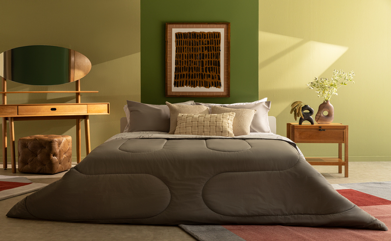 puff para quarto com penteadeira, cama, quadro, mesa lateral e diversos itens decorativos