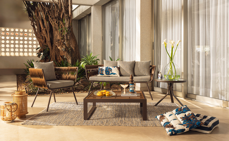 diferentes tipos de cadeiras para quintal, com poltrona, sofá, mesa de centro e outros itens decorativos