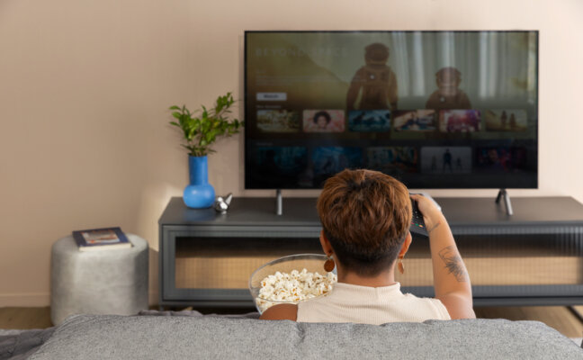 qual é a distância da TV para o sofá ideal para ter conforto? Veja dicas para descobrir