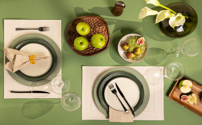 itens para mesa posta, entre eles pratos rasos e fundos, sousplat, jogo americano, talheres, guardanapos de tecido, taças e enfeites