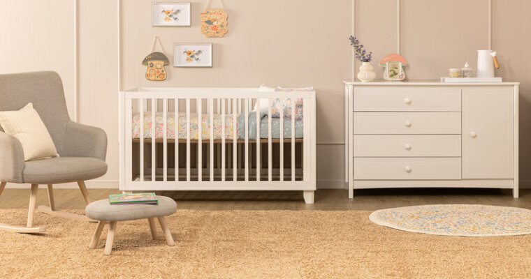 ambiente com berço e cômoda, além de poltrona, puffe e diversos itens de decoração