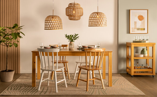 luminária para sala de jantar em rattan, três pendentes, mesa de jantar, 4 cadeiras e diversos itens de decoração