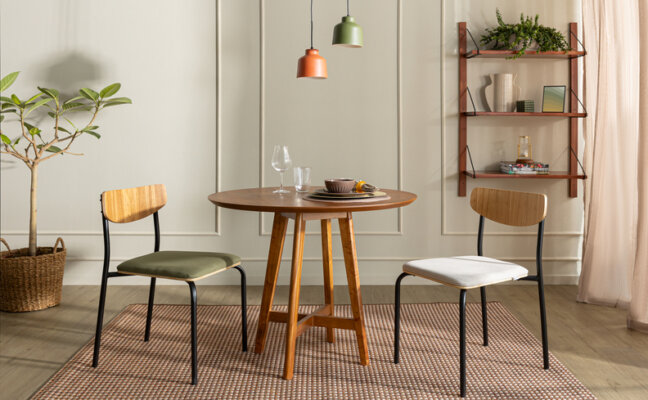 ambiente com mesa dobrável para cozinha pequena, duas cadeiras, estante aérea, vaso de planta e lustres