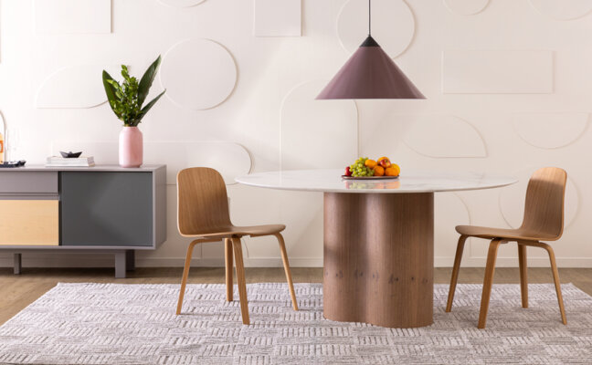 móveis para sala pequena, mesa de jantar oval, duas cadeiras, tapetes, luminária, buffet e itens de decoração