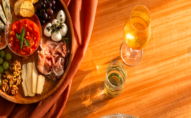 o que fazer para receber amigos em casa com diversos petiscos para servir e vinhos