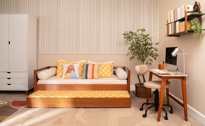 decoração de quarto de apartamento pequeno com bicama, escrivaninha, cadeira, prateleira e armário