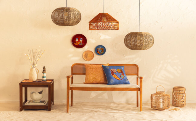 decoração afetiva de dia das mães com capas de almofada, quadros, vasos, lanternas de chão e outros itens