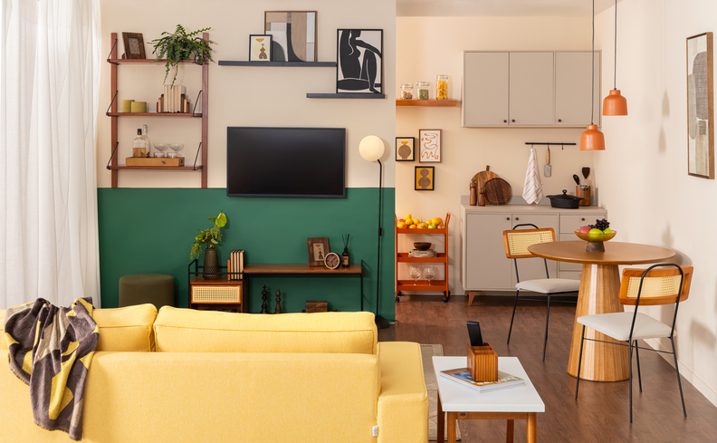 decoração de sala de estar para apartamento pequeno com sofá, rack, junto com a sala de jantar e cozinha com mesa e cadeira