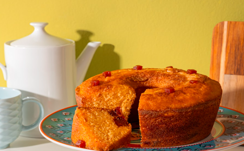 mesa de café da manhã com bolo, café e bule para aproveitar o Dia Mundial do Café