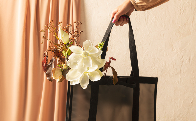 o que dar de presente no dia das mães com uma bolsa com flores para viajar com a sua mãe
