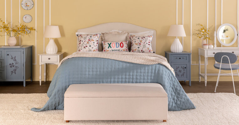 tipos de cama de casal em um quarto com cama posta, mesas de cabeceira, abajur, almofadas e travesseiros