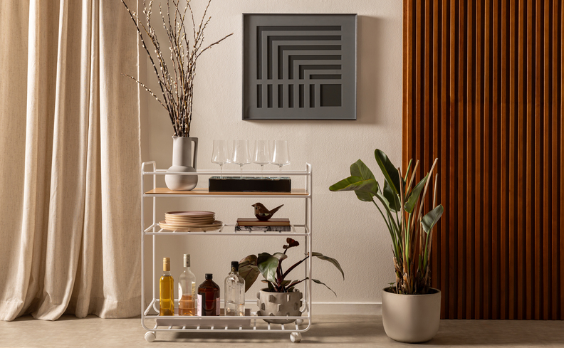 decoração de sala de estar cinza e branco com carrinho bar, cortina, quadro e vasos com plantas decorativos