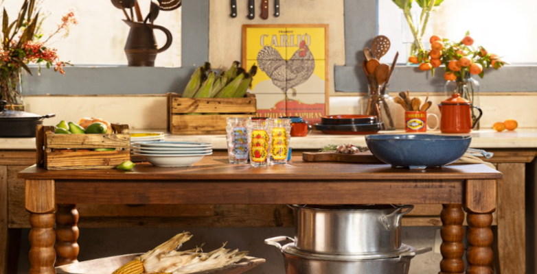 decoração rústica em uma cozinha com balcão com diversos utensílios, detalhes decorativos rústicos