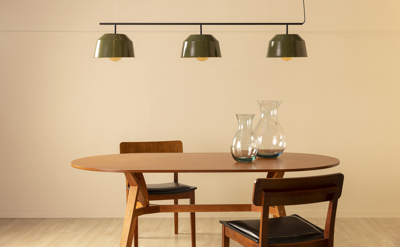 iluminação para casa em uma sala de jantar com uma iluminação direta com lustre em formato de trilho