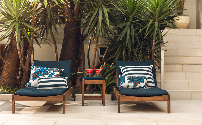 jardim em tons de azul na chaise e nas almofadas