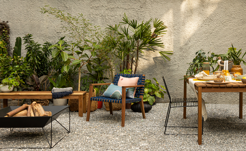 lanterna para jardim com poltronas, mesa e diversas plantas decorativas