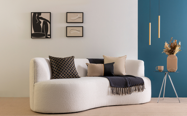 pendente para sala com uma iluminação para casa confortável e funcional em um ambiente com sofá, manta, almofadas e mesa de apoio