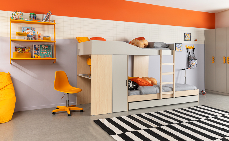 tipos de cama de solteiro em um quarto de adolescente com beliche, escrivaninha, cadeira, puff e tapete