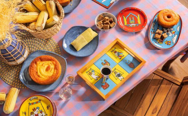 festa junina em casa para comemorar a data de São João com comidas típicas da época em uma mesa posta completa