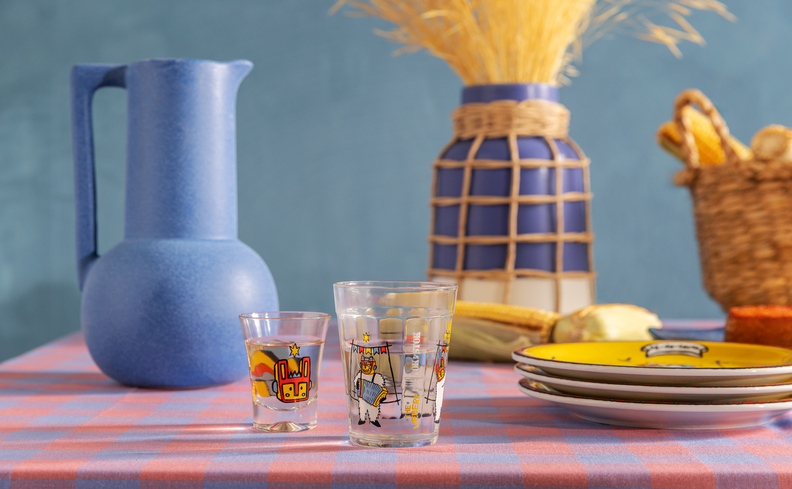 cardápio festa junina em casa com mesa posta decorada com toalha xadrez, vaso, copos e pratos